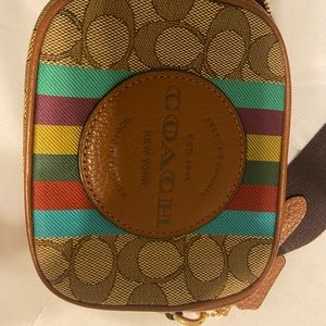 Coach camera size 🌈sling